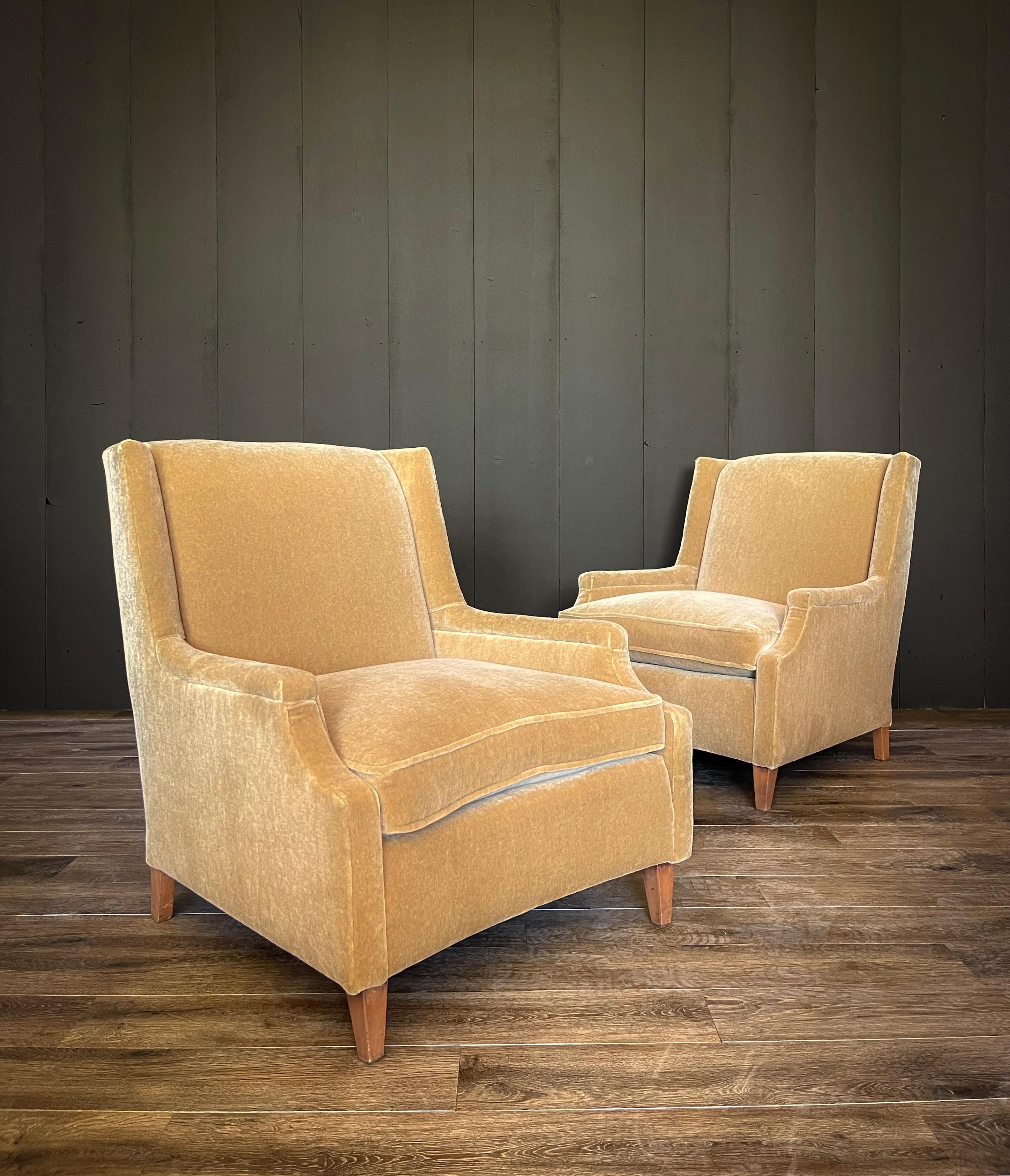 Laissez-vous aller à la nostalgie de la sophistication du milieu du siècle avec cette superbe paire de chaises Vintage Mohair de couleur camel, rappelant l'époque emblématique de 