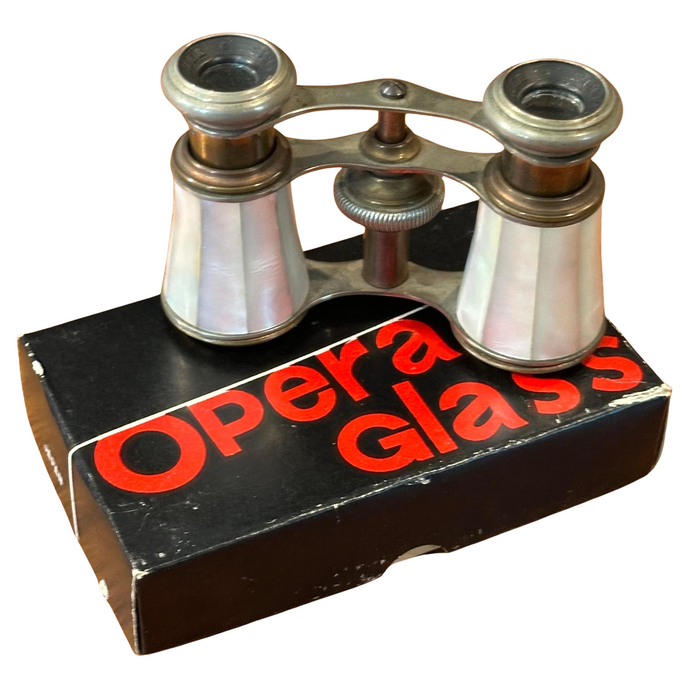Bicchieri da opera francesi d'epoca in ottone e madreperla di Chevalier Paris in vendita 5