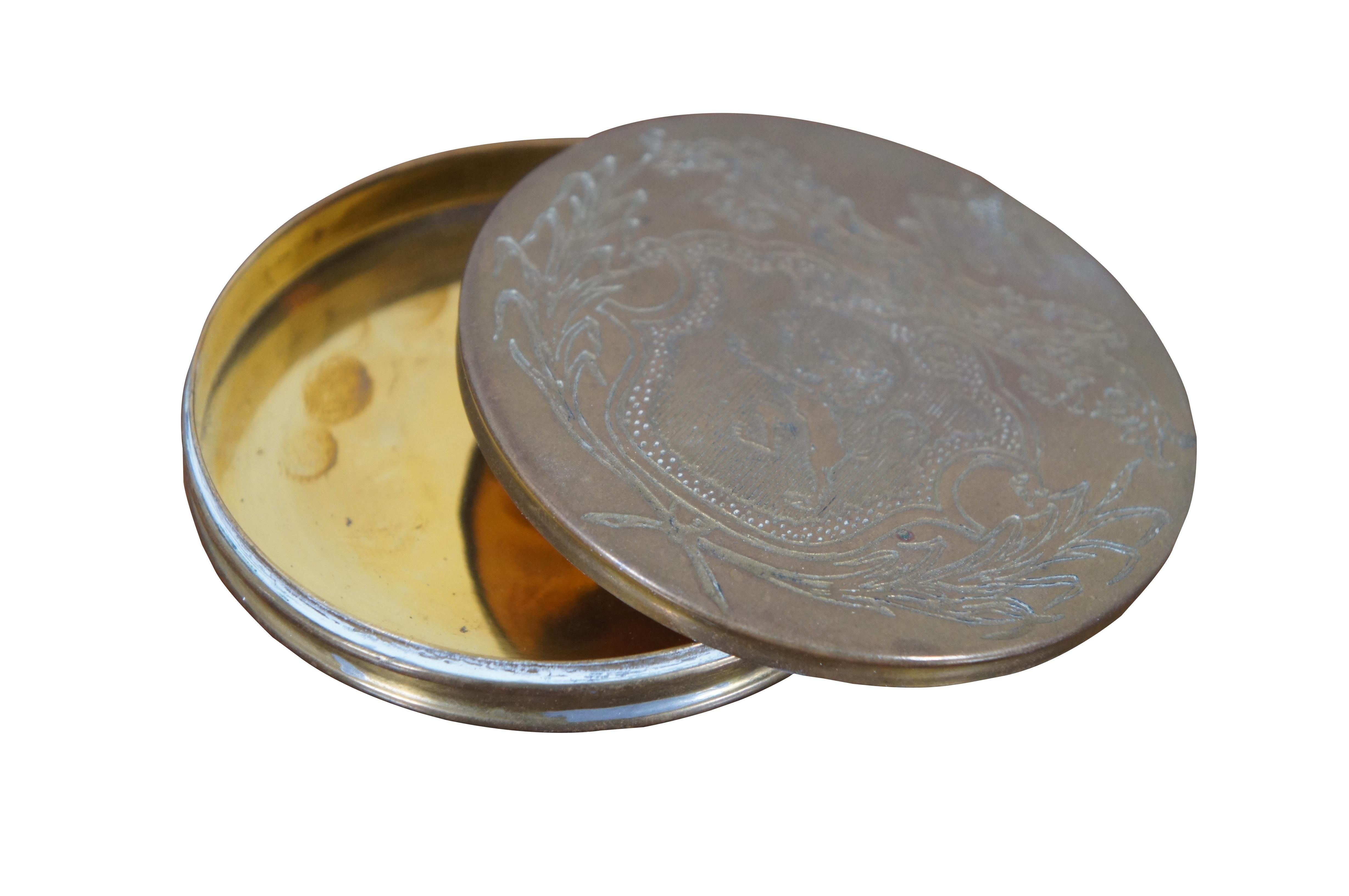 Vintage French Mottahedeh WM Adaptation Round Brass Lion Passant Snuff Box In Good Condition For Sale In Dayton, OH