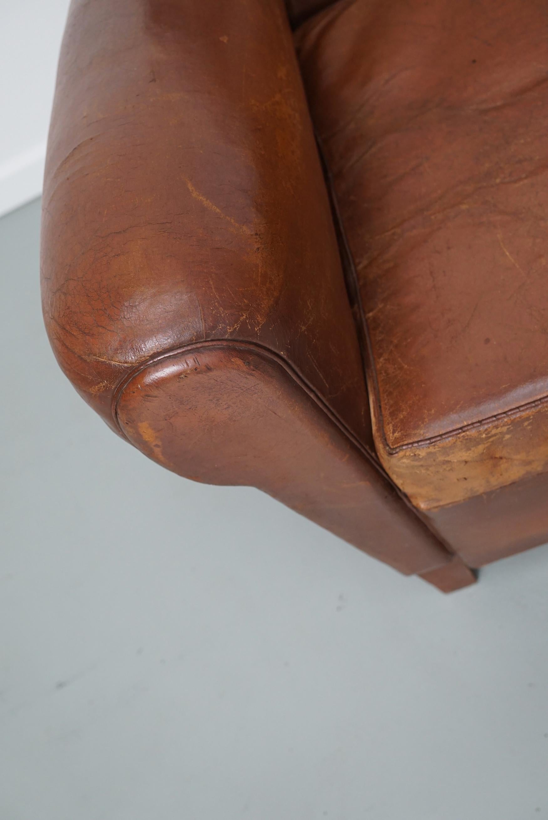 Milieu du XXe siècle Fauteuil club français vintage à dossier en moustache en cuir de couleur cognac, années 1940