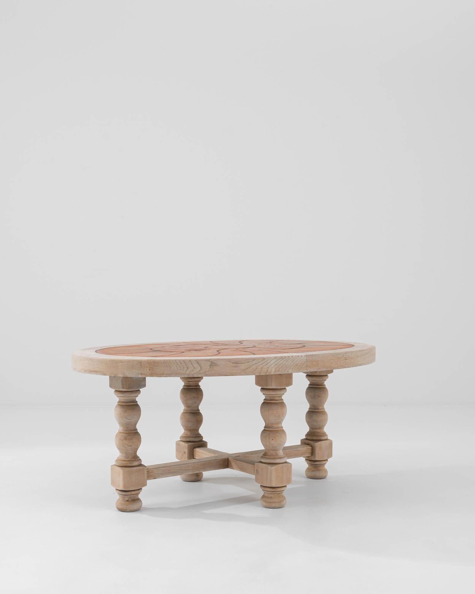 Ein Couchtisch aus Holz und Keramik aus dem Frankreich des 20. Jahrhunderts. Dieser verschnörkelte und verspielte Tisch strahlt Ruhe und Schönheit aus. Die Tischplatte besteht aus einem Muster formschöner Keramiktypen, die mit verschlungenen