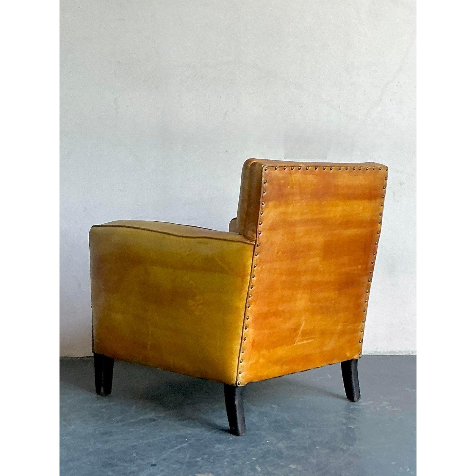 Rustico Sedia da club francese vintage in pelle macchiata con testa di chiodo in vendita