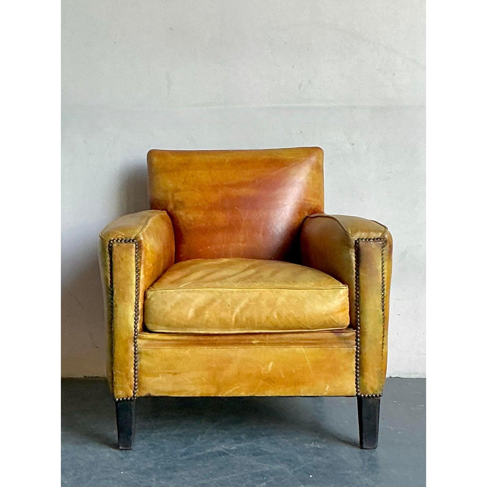 Francese Sedia da club francese vintage in pelle macchiata con testa di chiodo in vendita