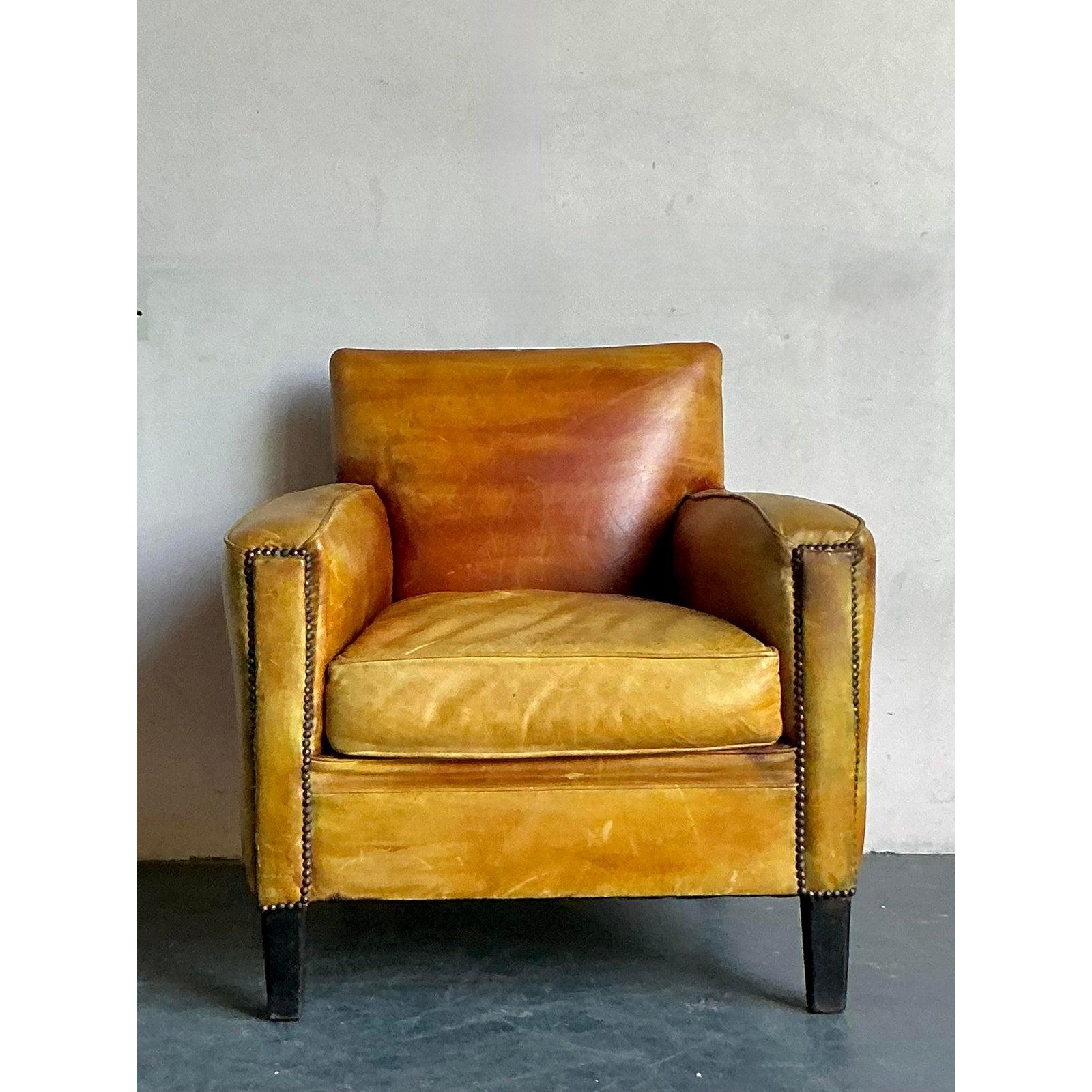 Sedia da club francese vintage in pelle macchiata con testa di chiodo In condizioni buone in vendita a West Palm Beach, FL