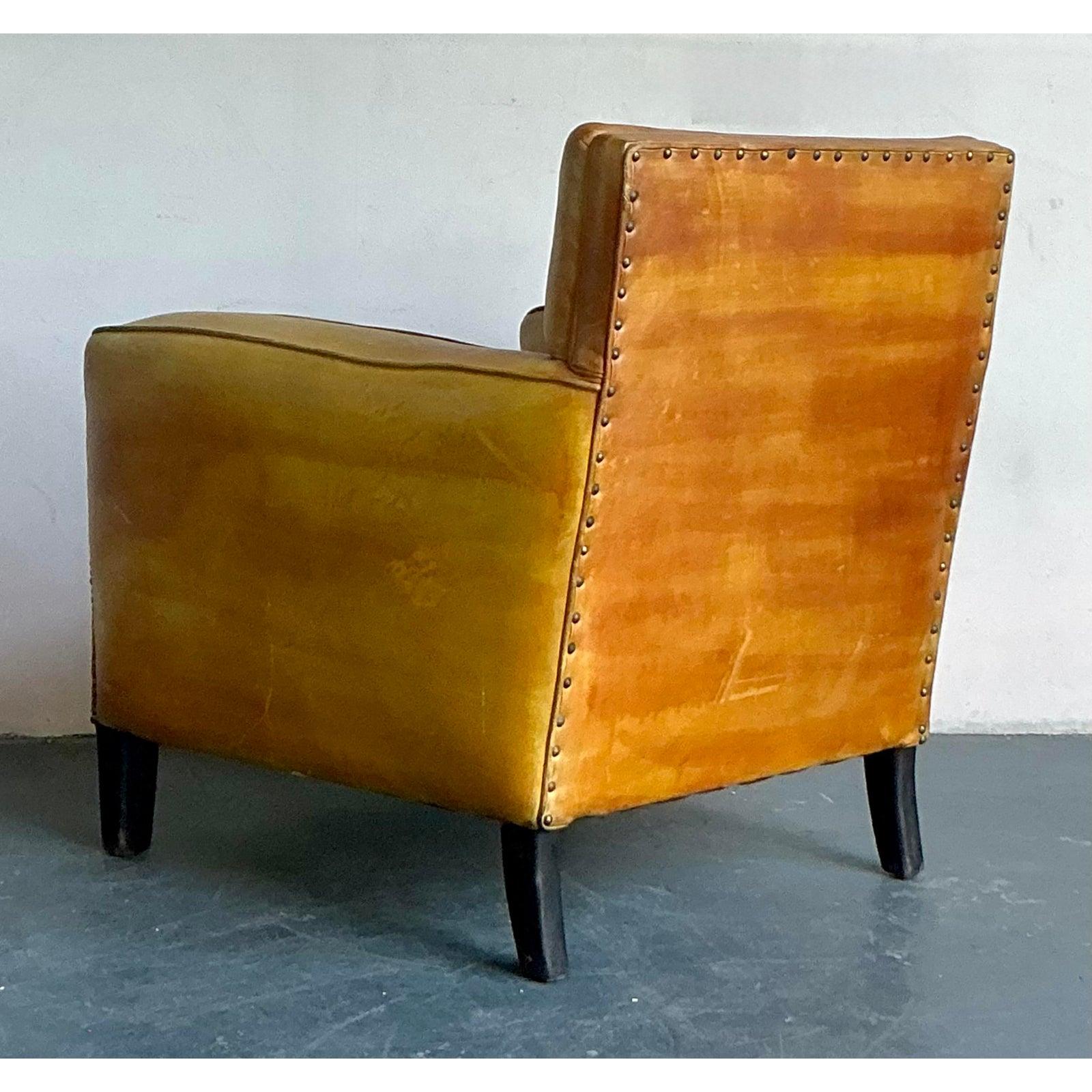 XX secolo Sedia da club francese vintage in pelle macchiata con testa di chiodo in vendita