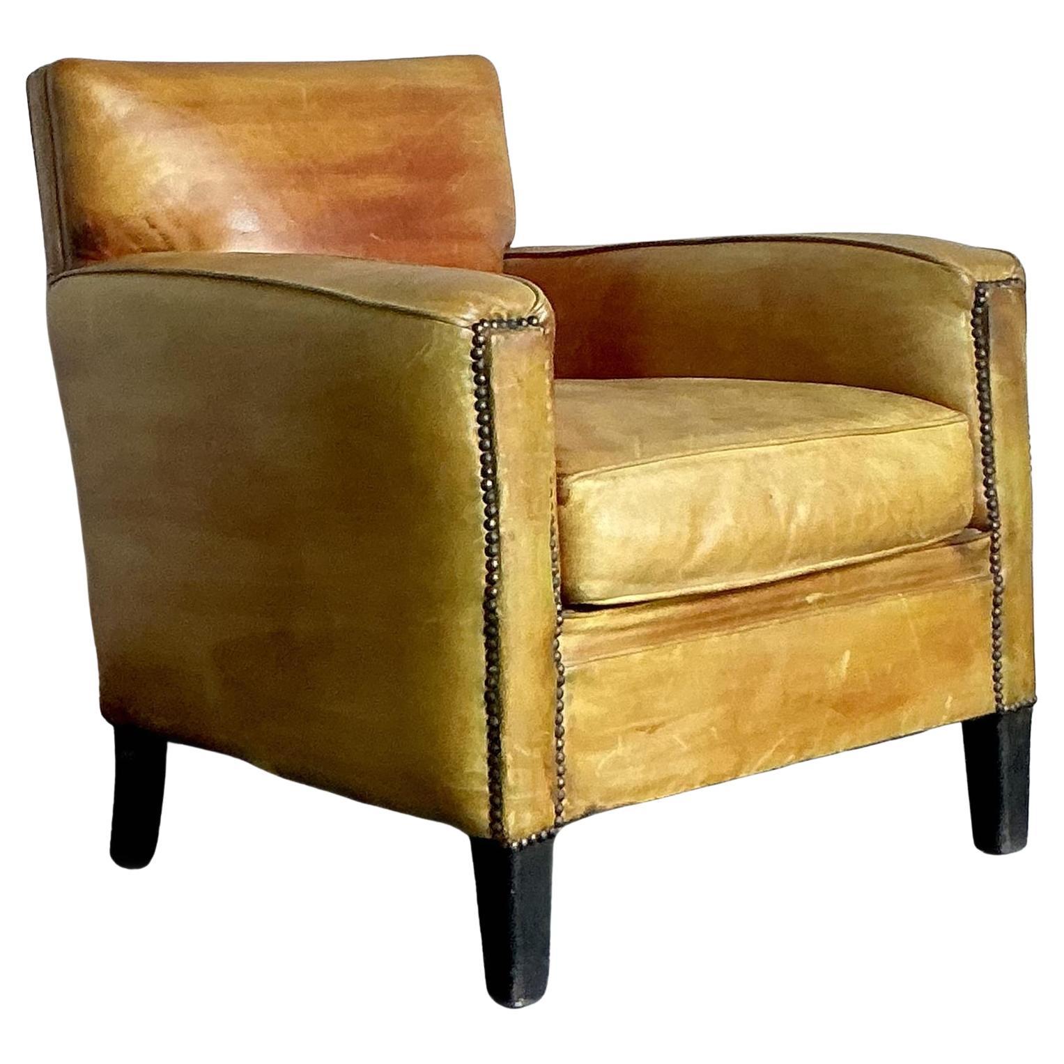 Sedia da club francese vintage in pelle macchiata con testa di chiodo in vendita