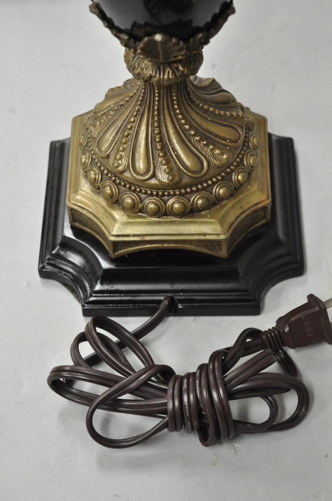 Lampe de table néoclassique en porcelaine noire en forme d'urne avec béliers en bronze. en vente 3