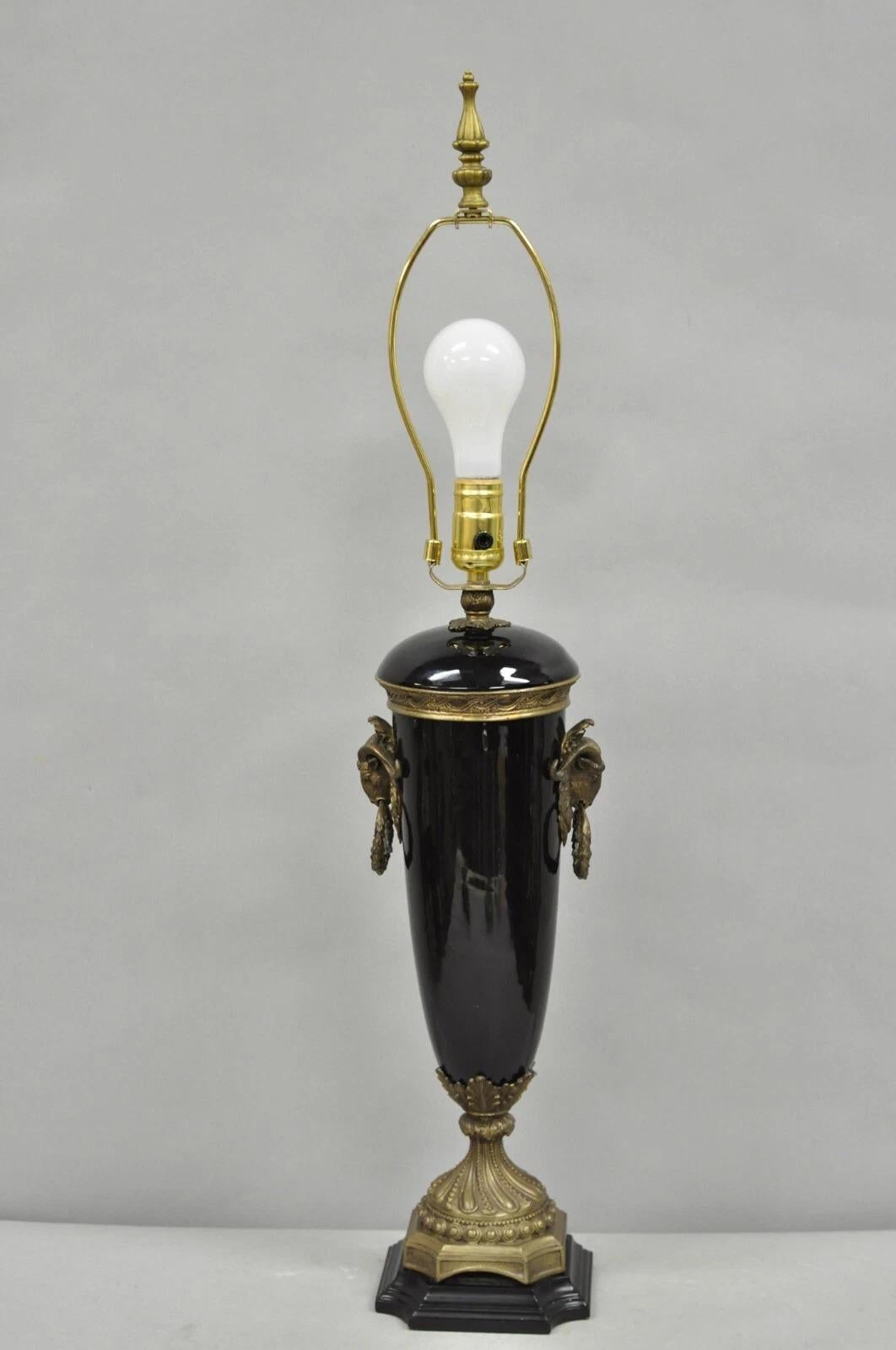 Lampe de table néoclassique en porcelaine noire en forme d'urne avec béliers en bronze. en vente 4