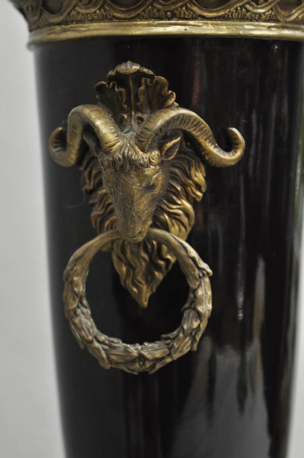 Lampe de table néoclassique en porcelaine noire en forme d'urne avec béliers en bronze. en vente 5