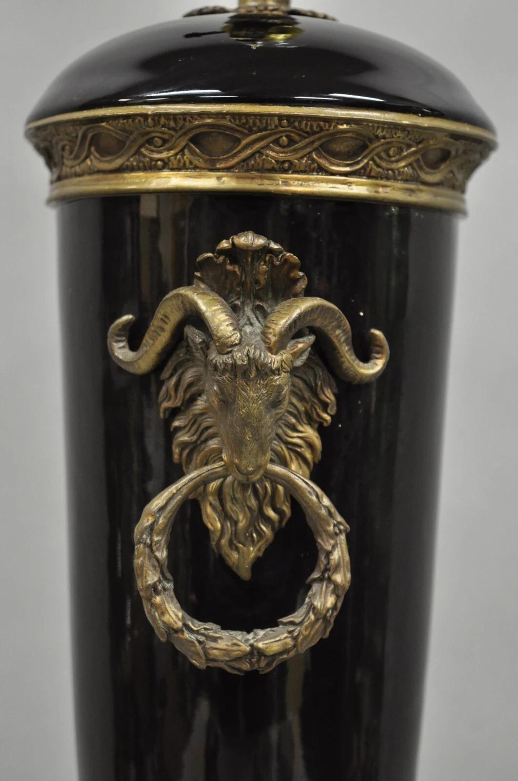 Lampe de table de style néoclassique français vintage en porcelaine noire en forme d'urne avec des béliers en bronze. Circa Late 20th Century. Dimensions : 32,5