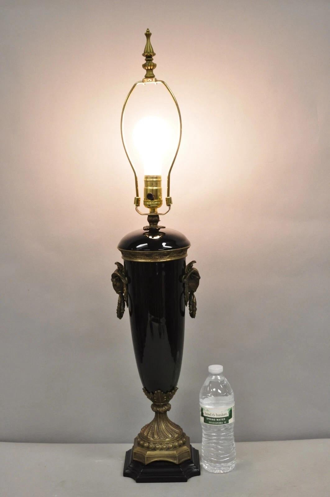 Néoclassique Lampe de table néoclassique en porcelaine noire en forme d'urne avec béliers en bronze. en vente