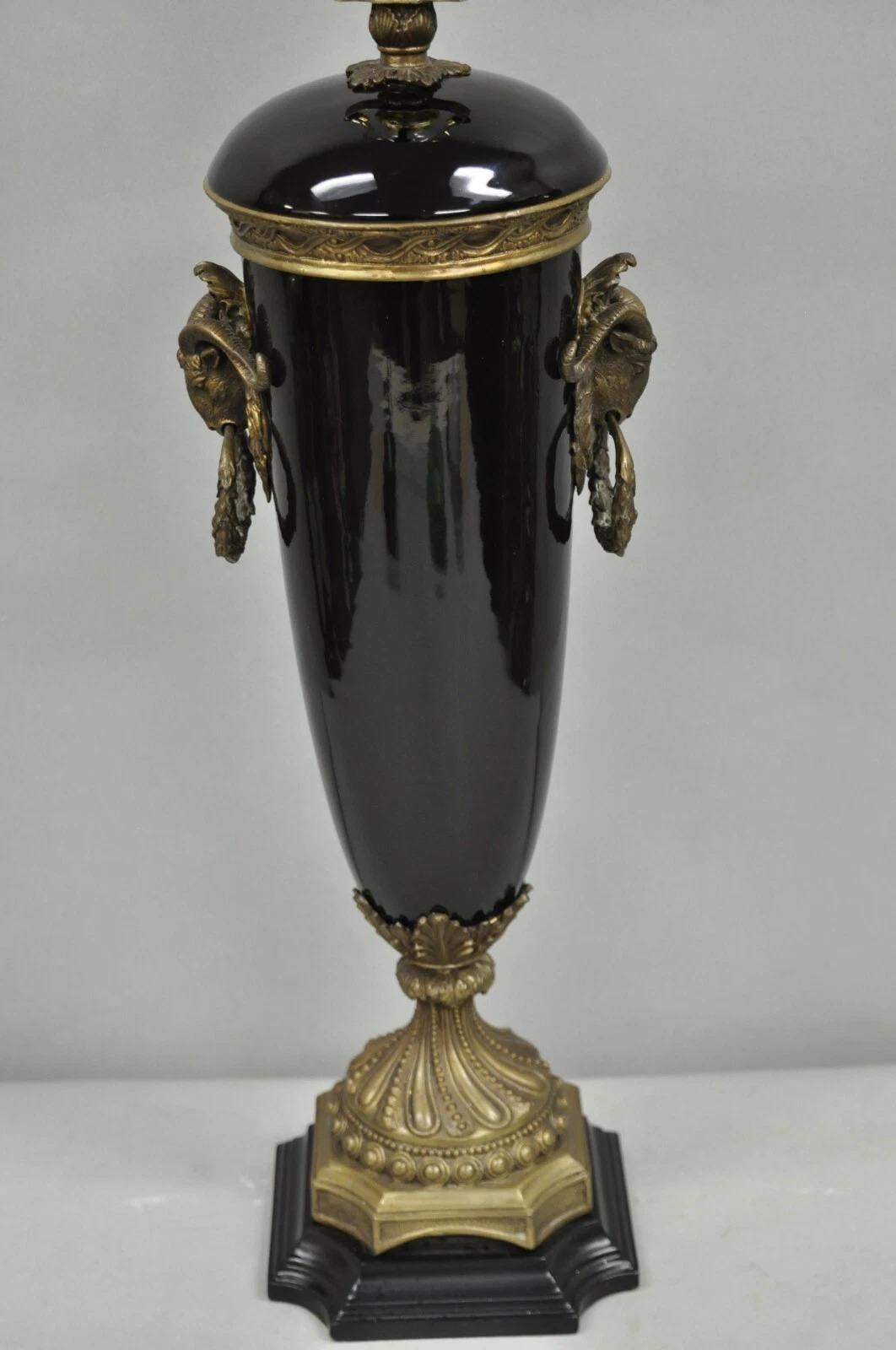 Inconnu Lampe de table néoclassique en porcelaine noire en forme d'urne avec béliers en bronze. en vente