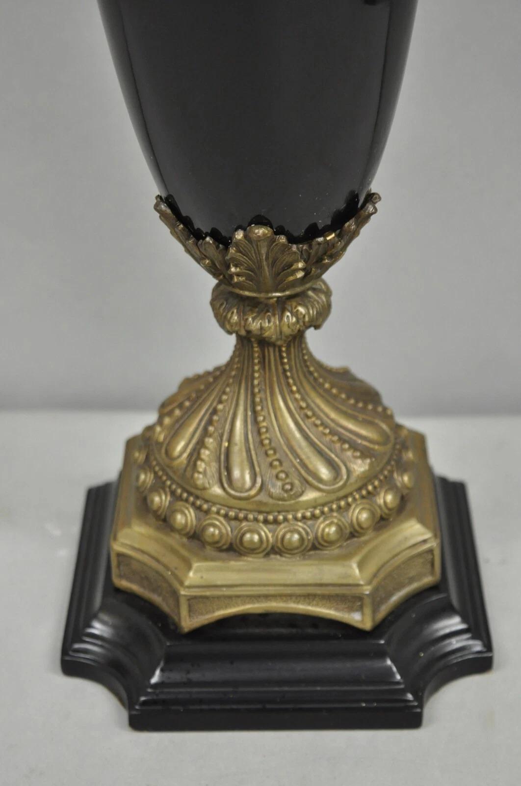 Lampe de table néoclassique en porcelaine noire en forme d'urne avec béliers en bronze. Bon état - En vente à Philadelphia, PA