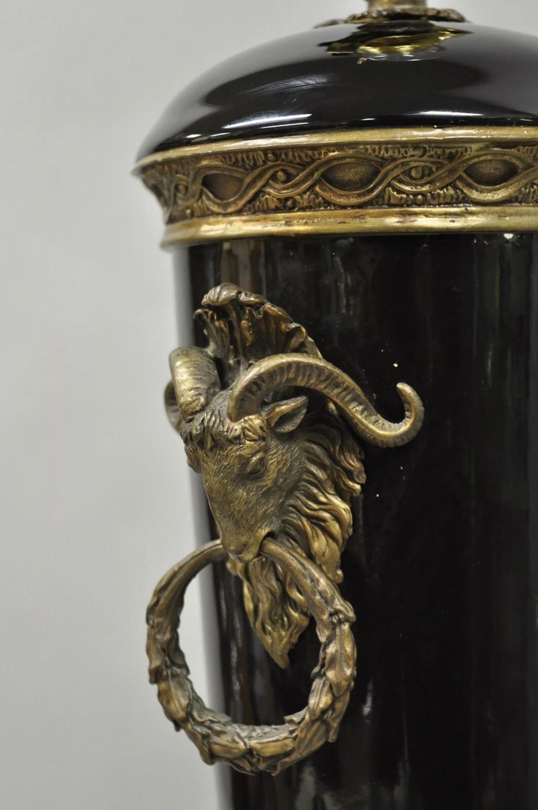 20ième siècle Lampe de table néoclassique en porcelaine noire en forme d'urne avec béliers en bronze. en vente