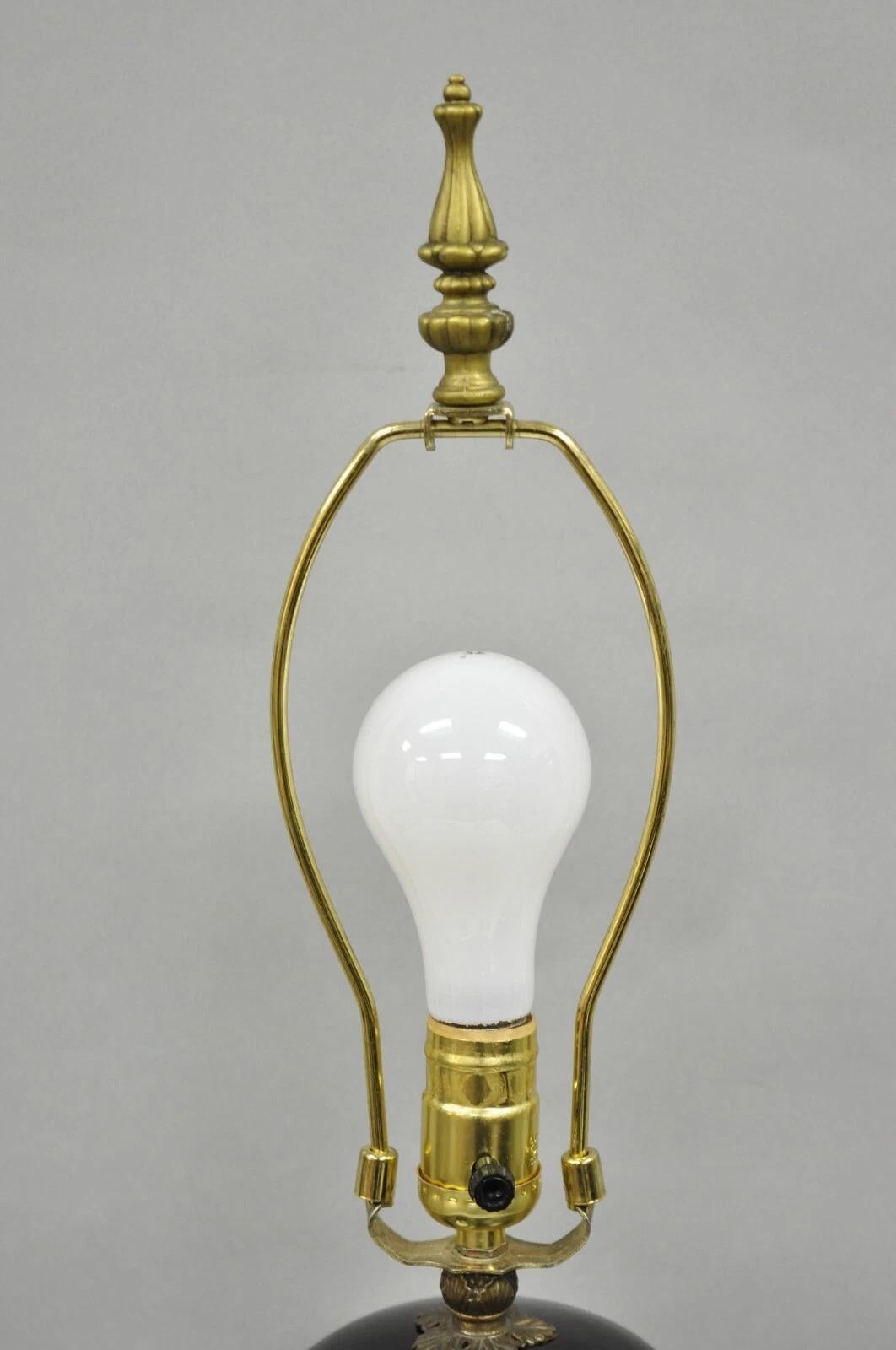 Porcelaine Lampe de table néoclassique en porcelaine noire en forme d'urne avec béliers en bronze. en vente