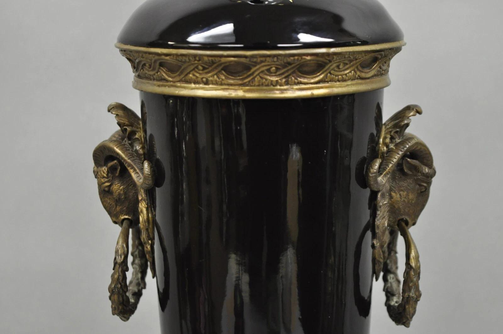 Lampe de table néoclassique en porcelaine noire en forme d'urne avec béliers en bronze. en vente 1