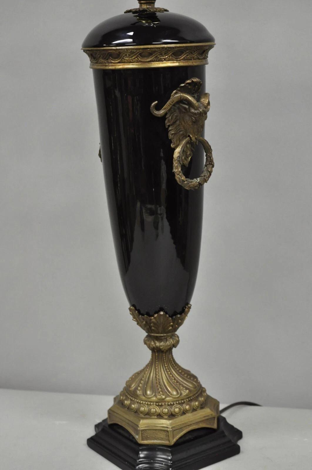 Lampe de table néoclassique en porcelaine noire en forme d'urne avec béliers en bronze. en vente 2