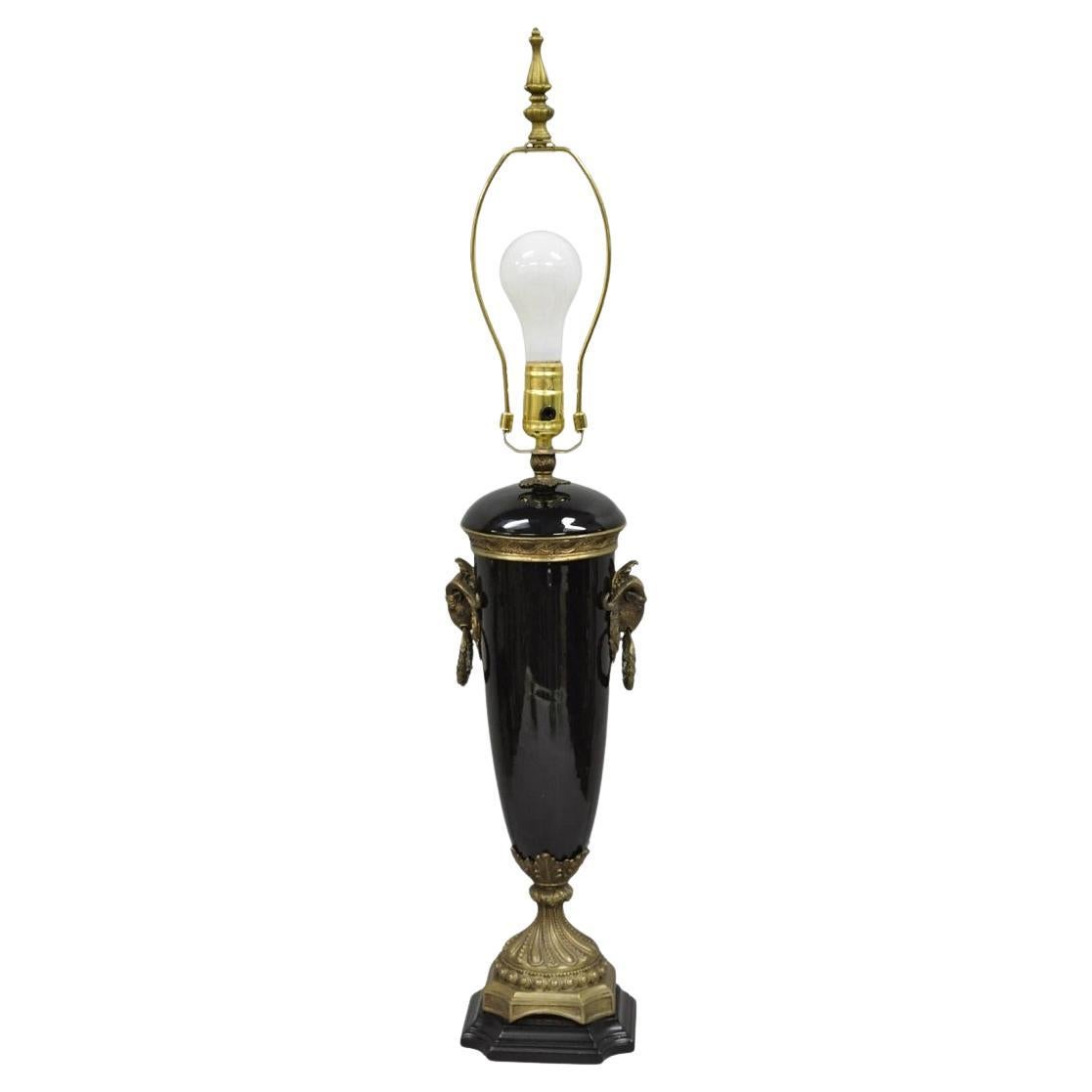 Lampe de table néoclassique en porcelaine noire en forme d'urne avec béliers en bronze. en vente