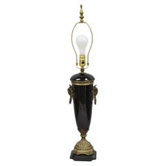 Lampe de table néoclassique en porcelaine noire en forme d'urne avec béliers en bronze.