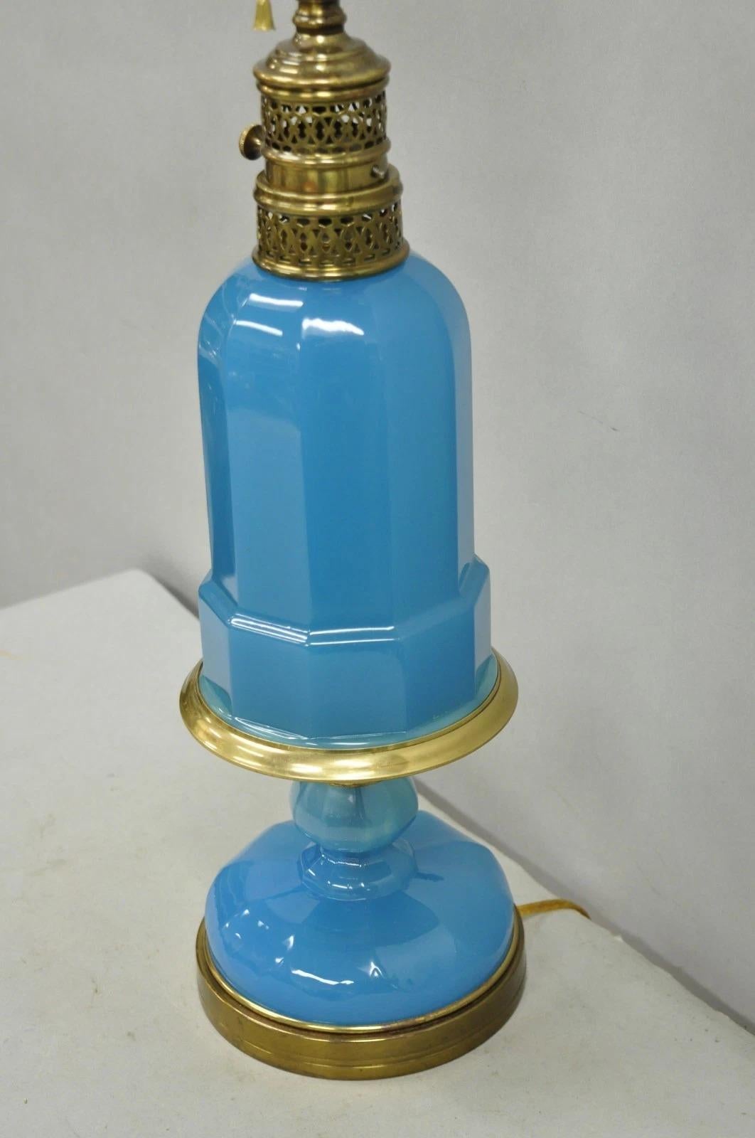 Lampe de table vintage française néoclassique en verre opalin bleu Hollywood Regency en vente 4