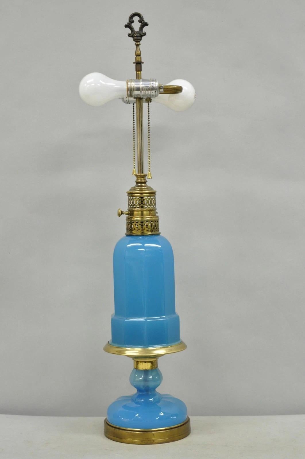Lampe de table vintage française néoclassique en verre opalin bleu Hollywood Regency en vente 5
