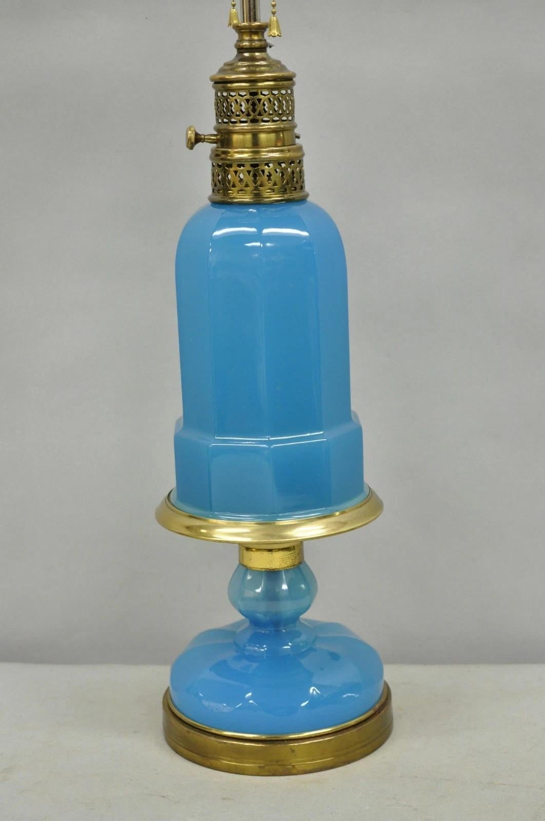 Inconnu Lampe de table vintage française néoclassique en verre opalin bleu Hollywood Regency en vente