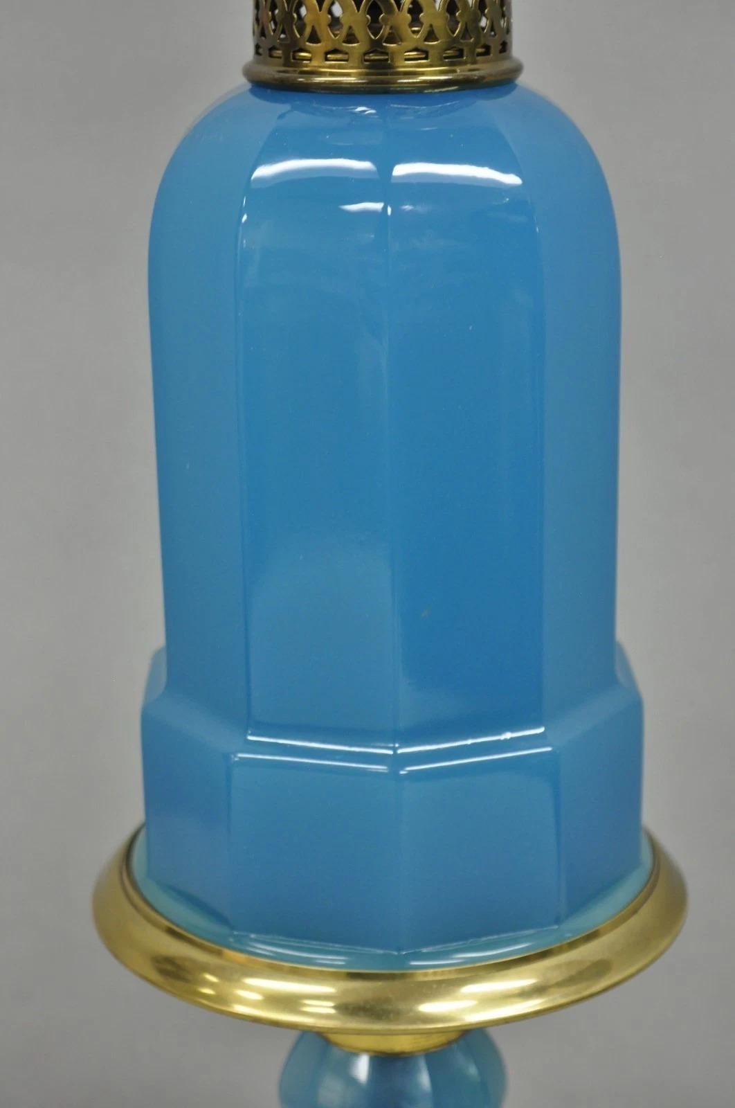 Lampe de table vintage française néoclassique en verre opalin bleu Hollywood Regency Bon état - En vente à Philadelphia, PA