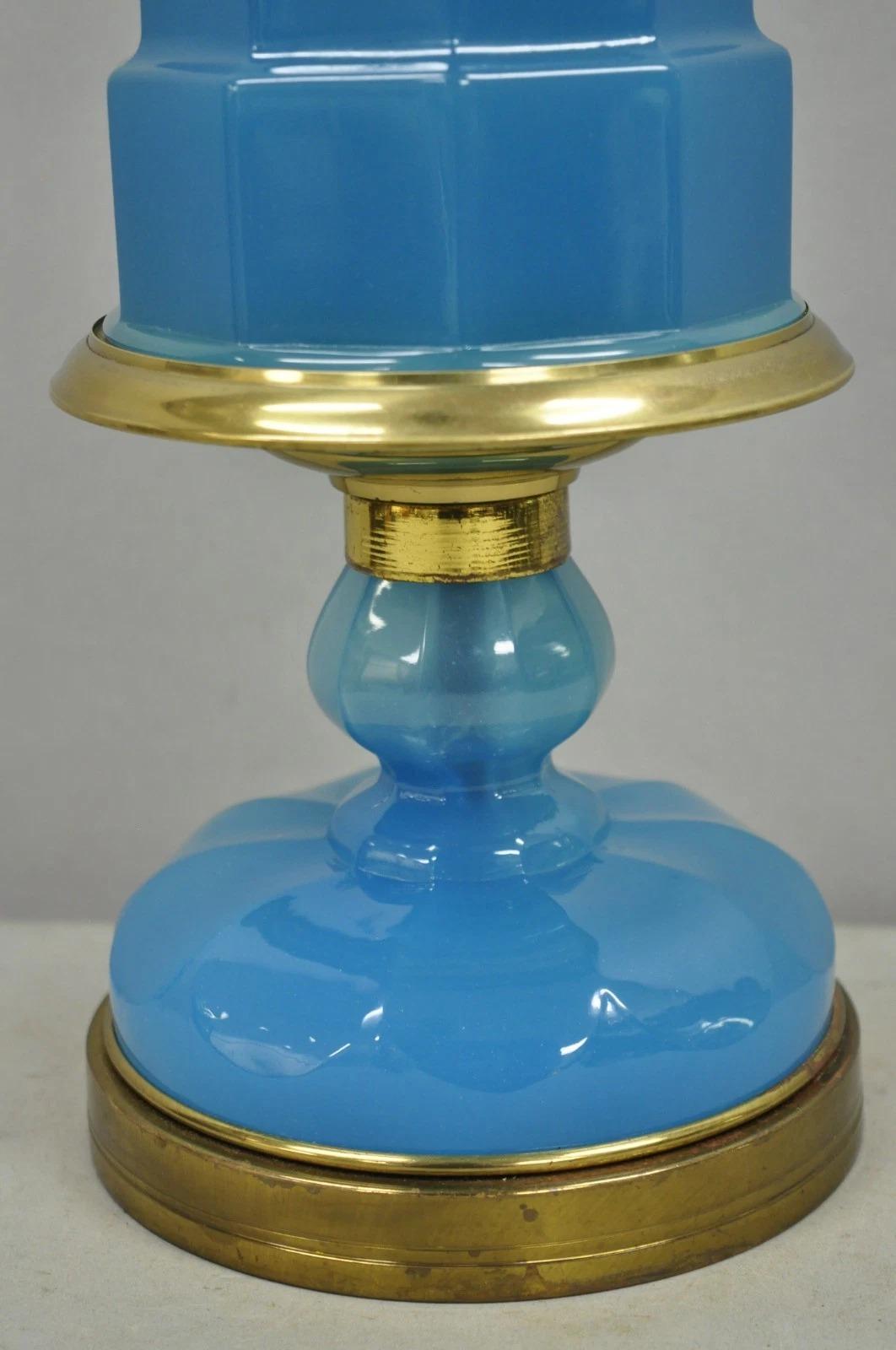 20ième siècle Lampe de table vintage française néoclassique en verre opalin bleu Hollywood Regency en vente