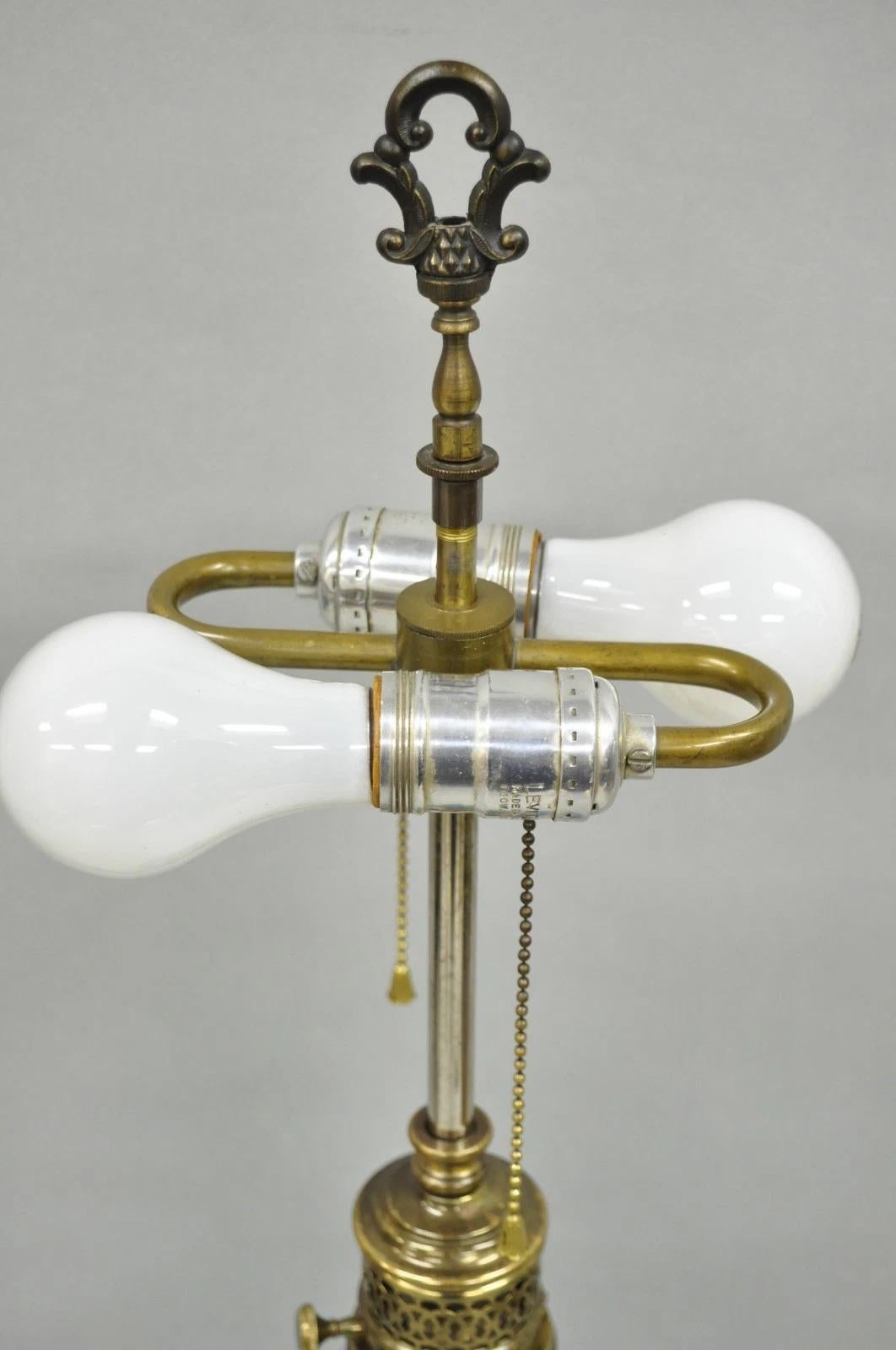Laiton Lampe de table vintage française néoclassique en verre opalin bleu Hollywood Regency en vente