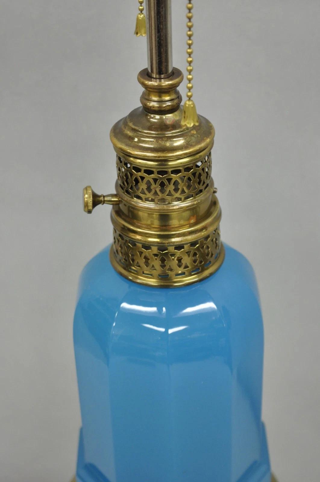 Lampe de table vintage française néoclassique en verre opalin bleu Hollywood Regency en vente 1