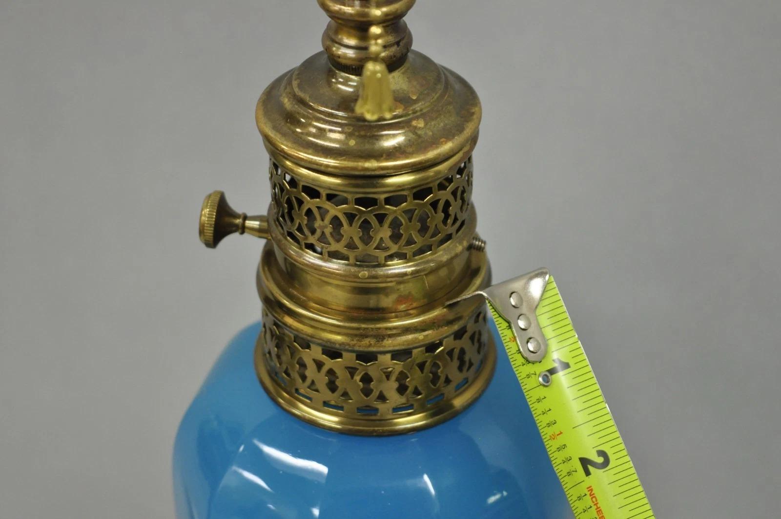Lampe de table vintage française néoclassique en verre opalin bleu Hollywood Regency en vente 2