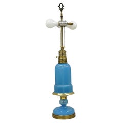Lampe de table vintage française néoclassique en verre opalin bleu Hollywood Regency