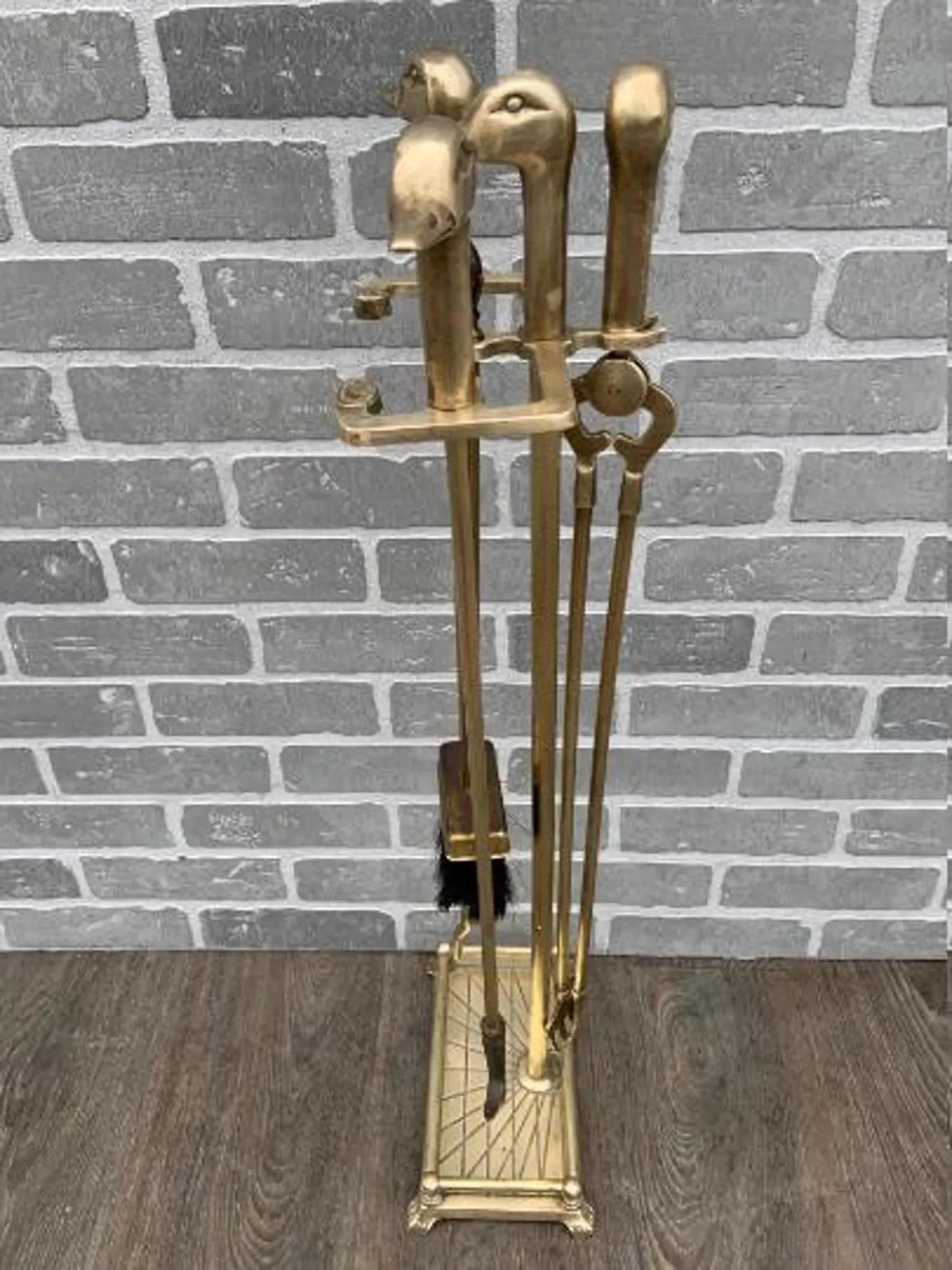 Strumenti per caminetto con testa di anatra  - Set di 5 pezzi

Bellissimi attrezzi decorativi per caminetto in ottone neoclassico francese con teste di anatra.

Circa metà del XX secolo 

Dimensioni  
Portautensili per caminetto H. H. 32