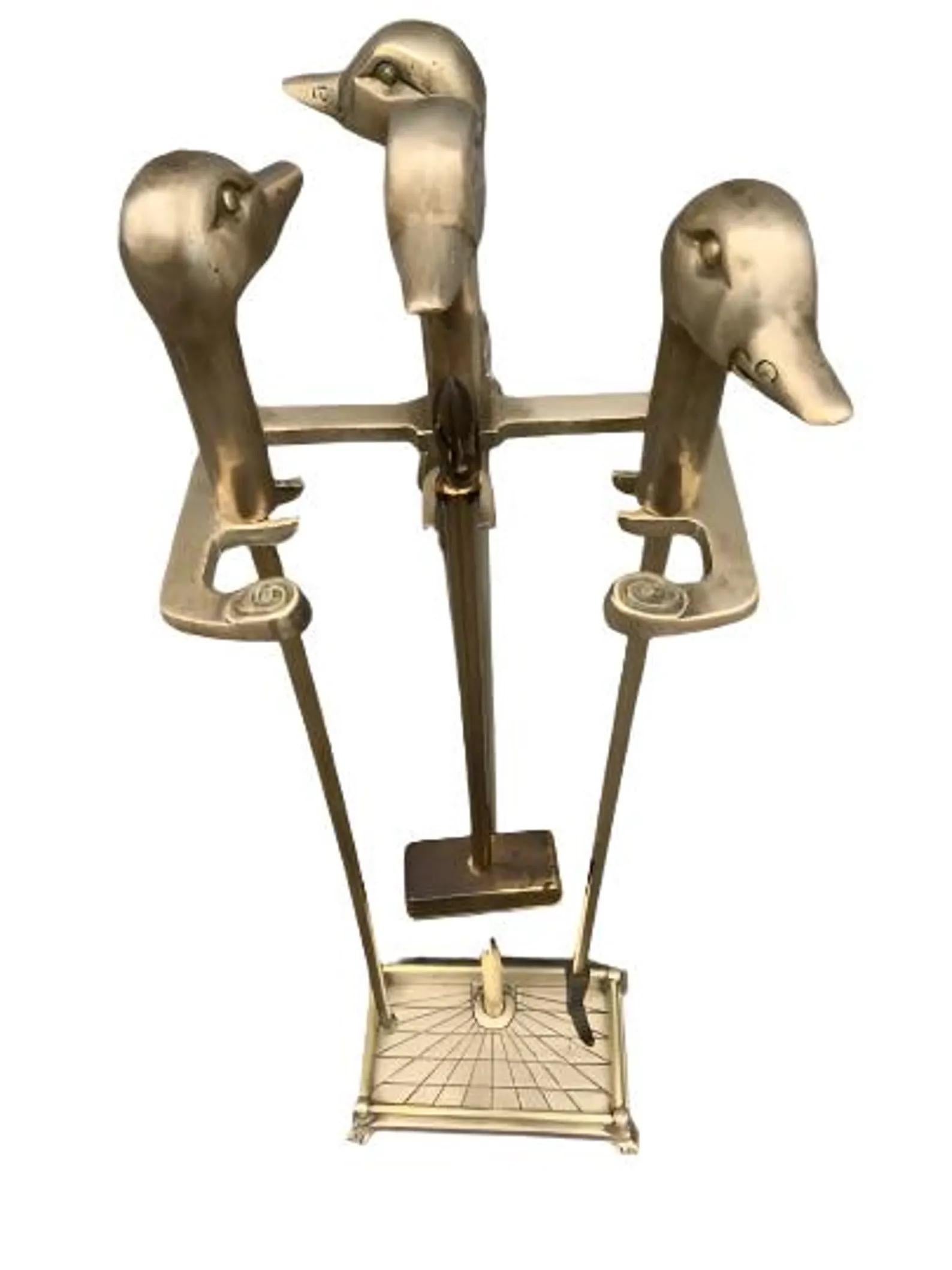 XX secolo Vintage francese neoclassico in ottone testa di anatra reale Strumenti per caminetto in vendita