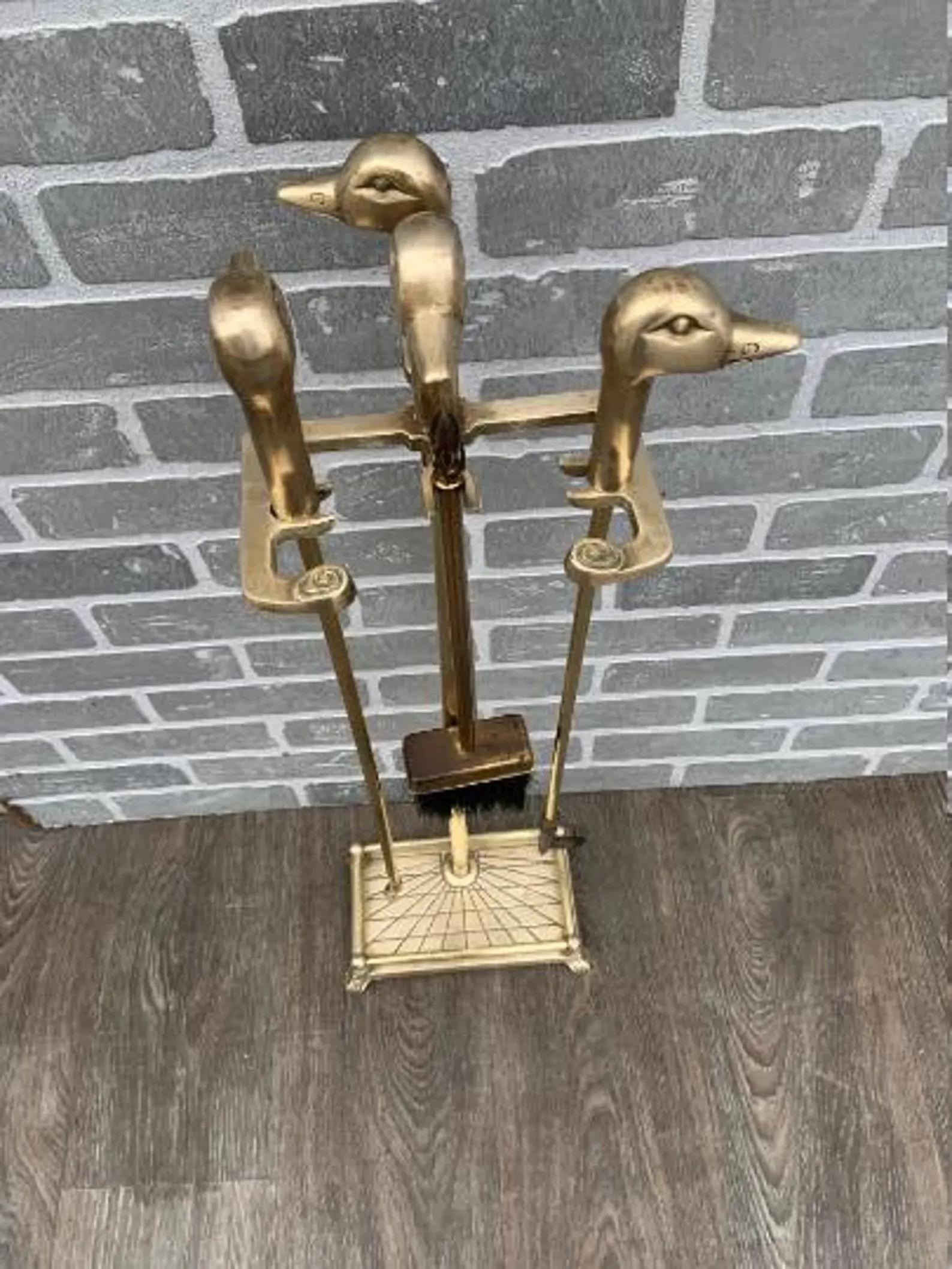 Vintage francese neoclassico in ottone testa di anatra reale Strumenti per caminetto in vendita 1