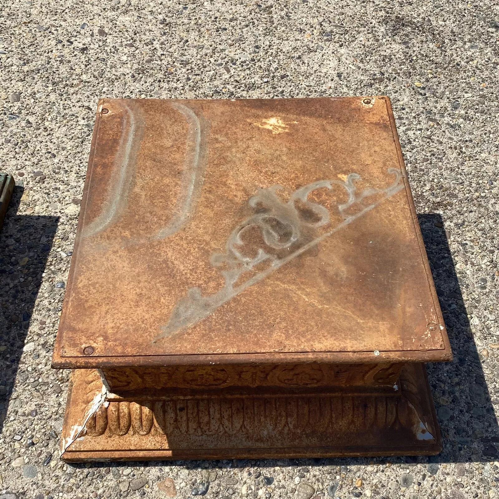 Vintage Francés Neoclásico Hierro Fundido Gran Cuadrado Bajo Jardín Pedestal Base Par en venta 5