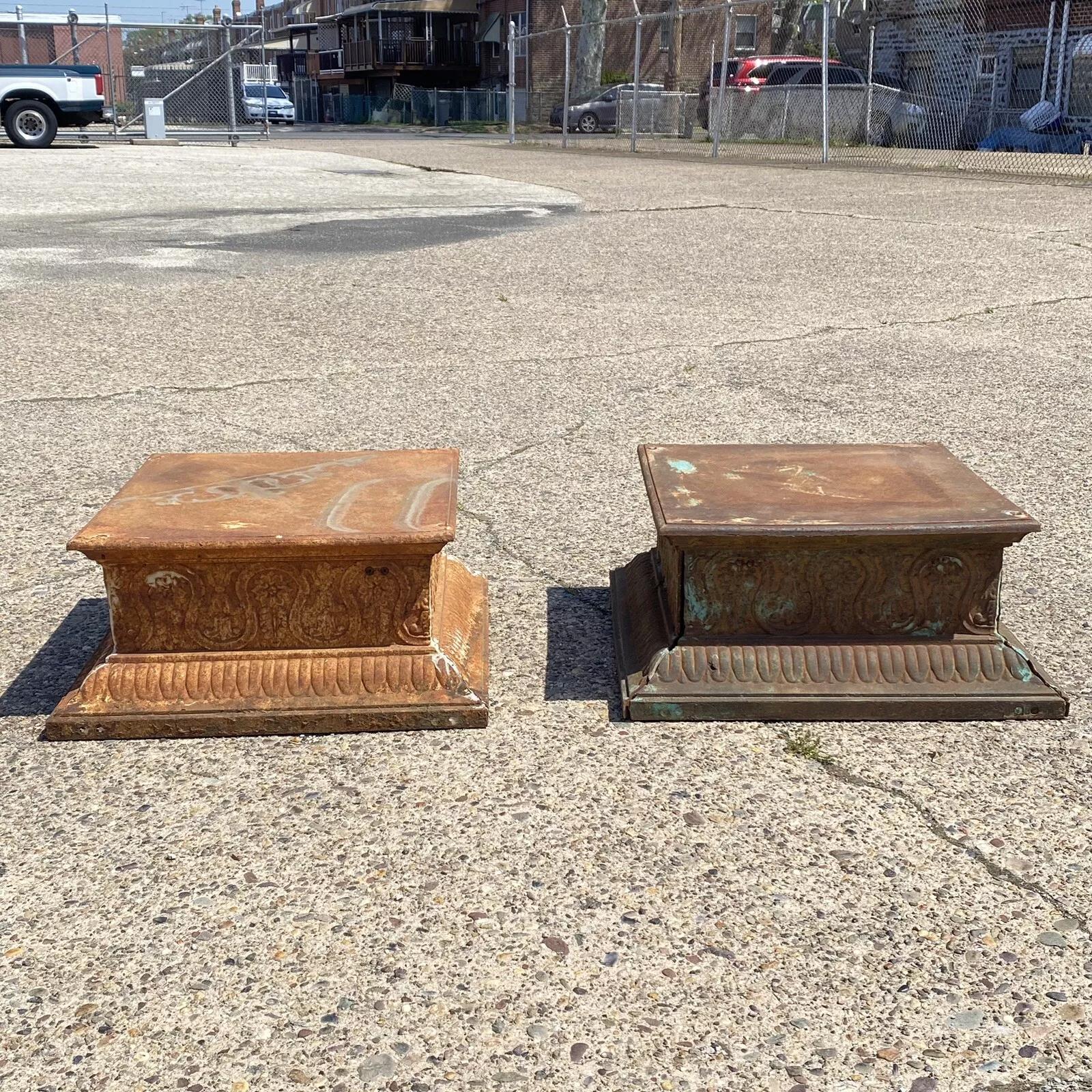 Pie de Pedestal Bajo de Jardín Cuadrado de Hierro Fundido de Estilo Neoclásico Francés Vintage -Un Par. Características Construcción pesada de hierro fundido (aprox. 100 lbs cada una), acabado envejecido, diseño de hojas onduladas, ideal para añadir