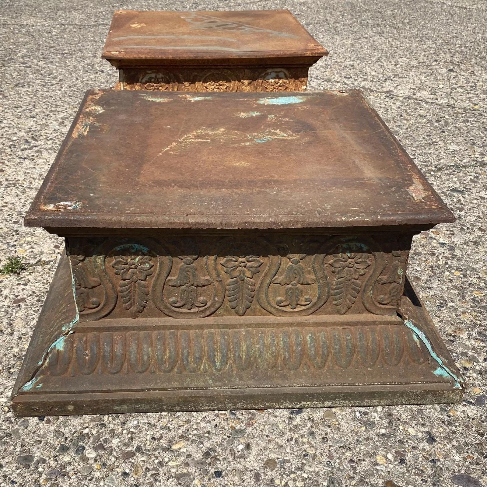 Vintage Francés Neoclásico Hierro Fundido Gran Cuadrado Bajo Jardín Pedestal Base Par Desconocido en venta