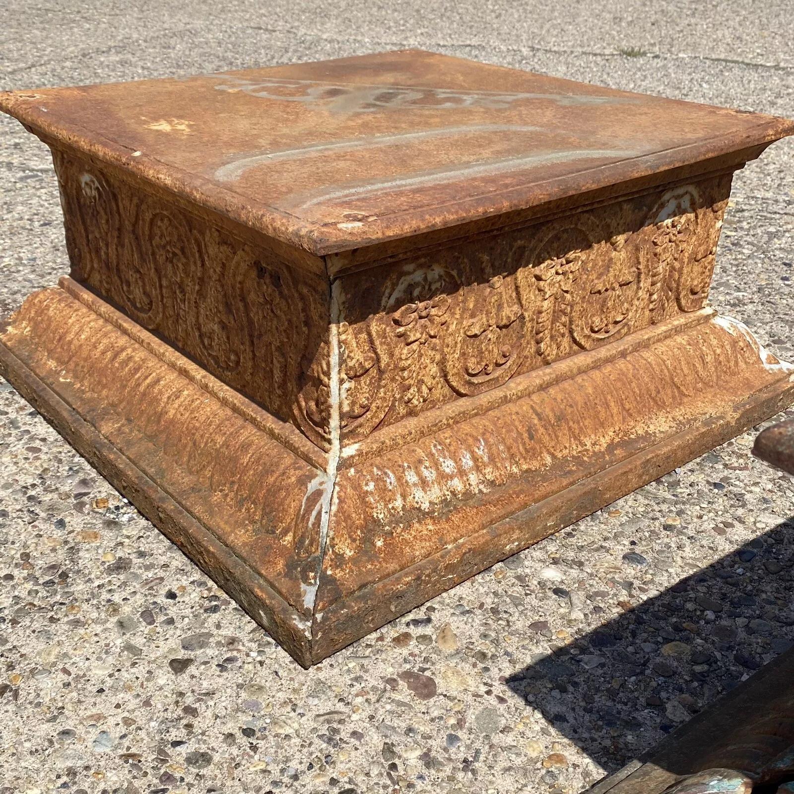 Vintage Francés Neoclásico Hierro Fundido Gran Cuadrado Bajo Jardín Pedestal Base Par siglo XX en venta