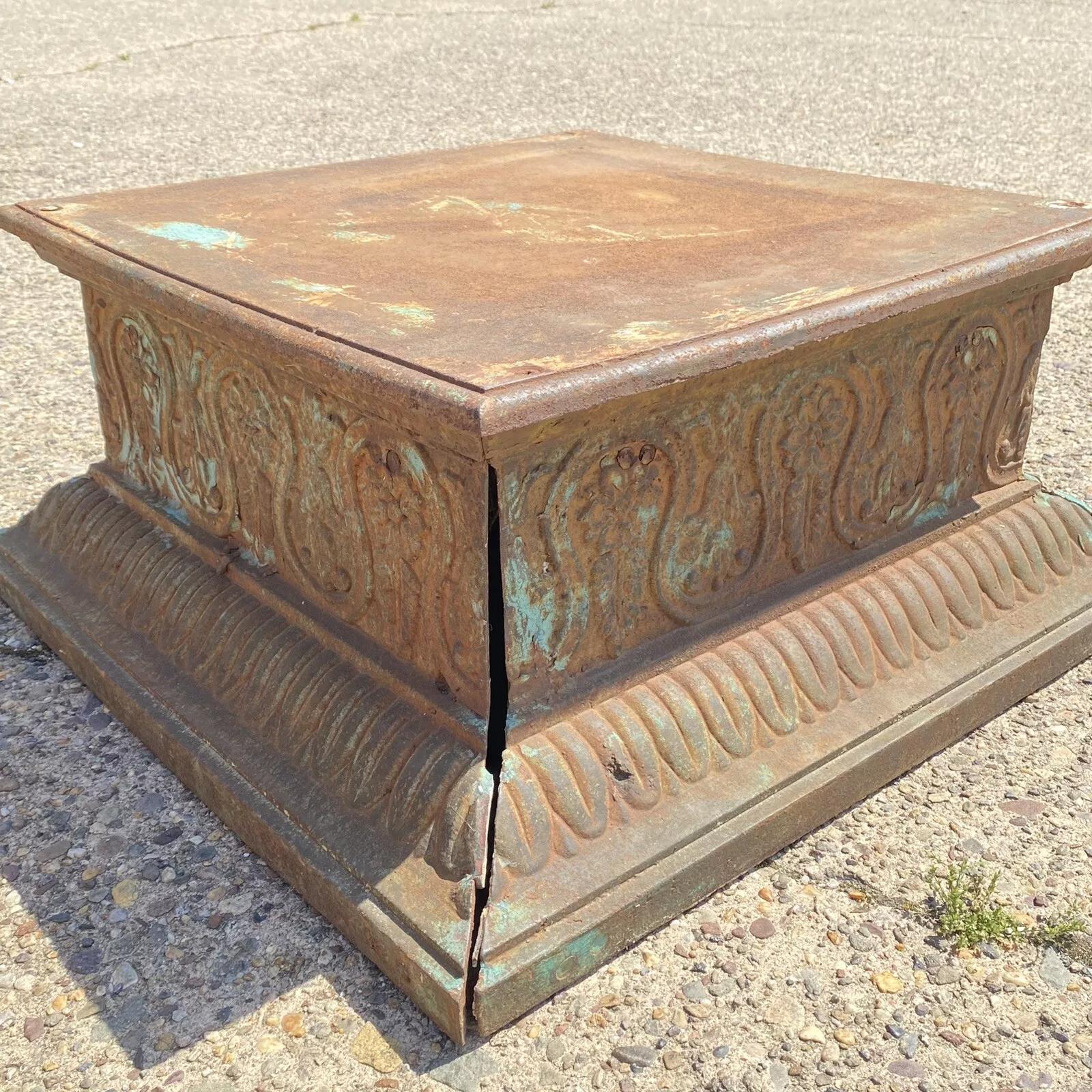 Vintage Francés Neoclásico Hierro Fundido Gran Cuadrado Bajo Jardín Pedestal Base Par en venta 1
