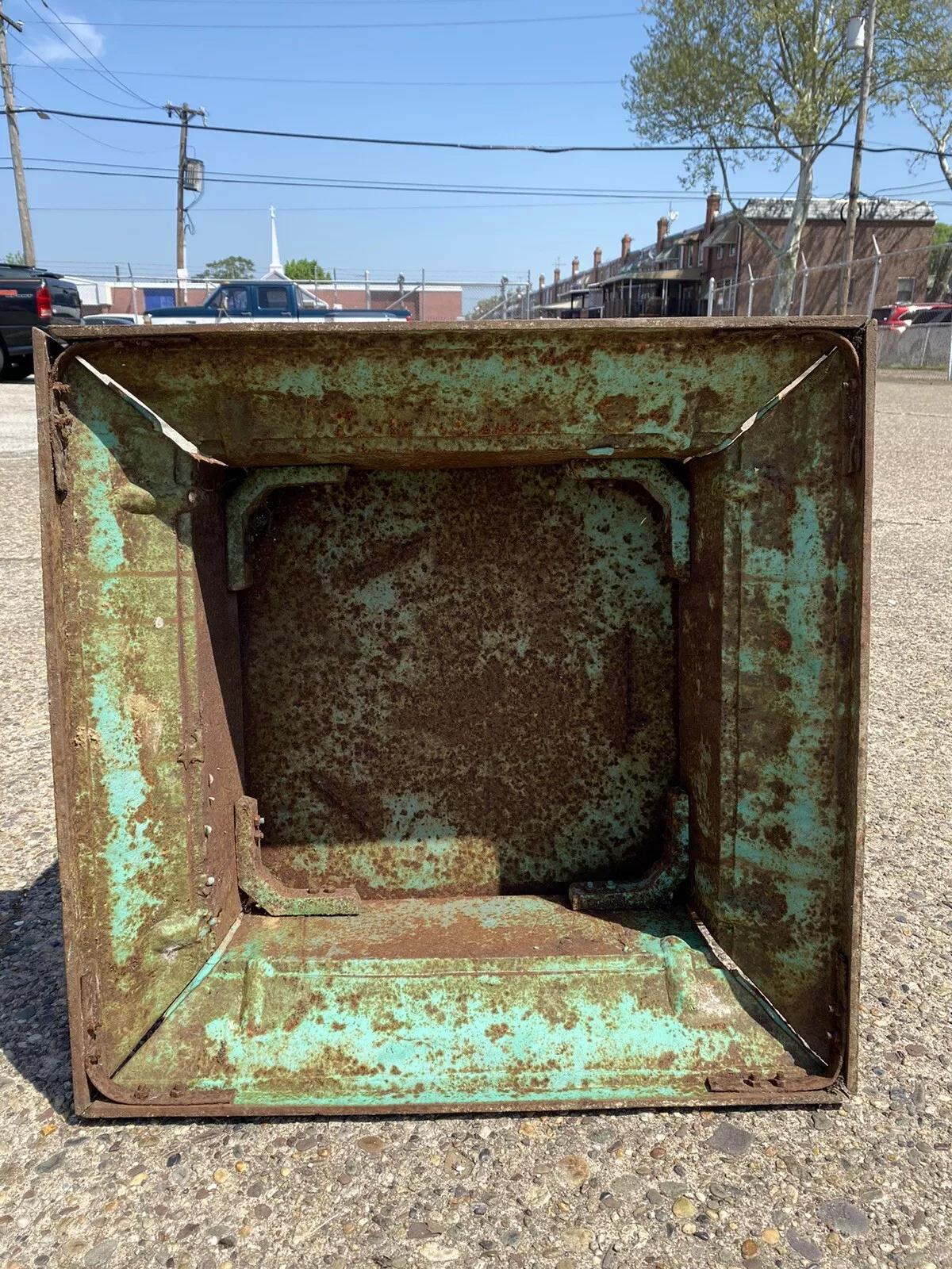 Vintage Francés Neoclásico Hierro Fundido Gran Cuadrado Bajo Jardín Pedestal Base Par en venta 2