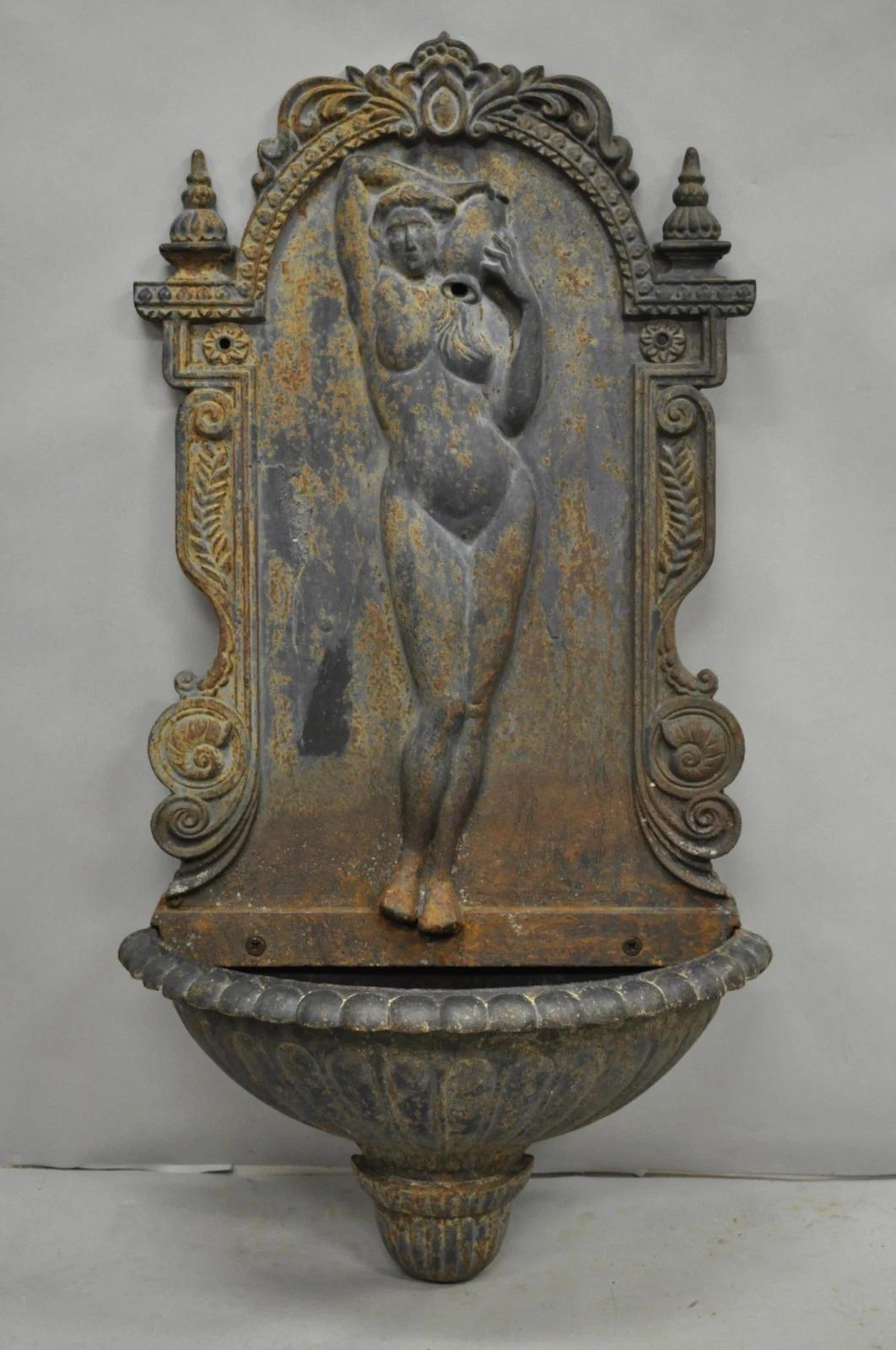 Fontaine murale en fonte de style néoclassique français Vintage 