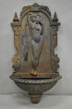 Fontana da giardino in ghisa neoclassica francese d'epoca con fanciulla nuda montata a muro