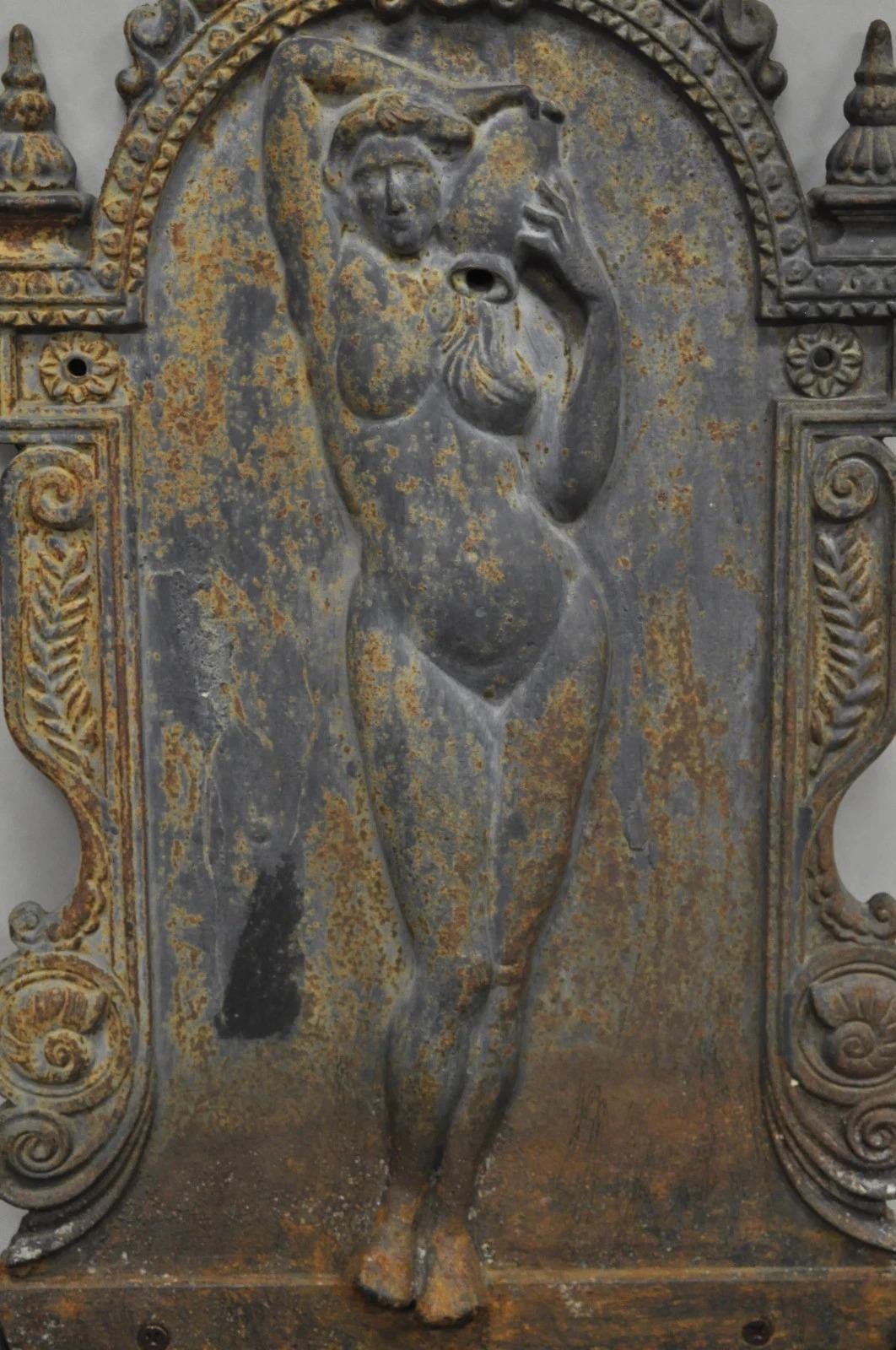 Néoclassique Fontaine de jardin murale en fonte, vierge nue, de style néoclassique français vintage en vente