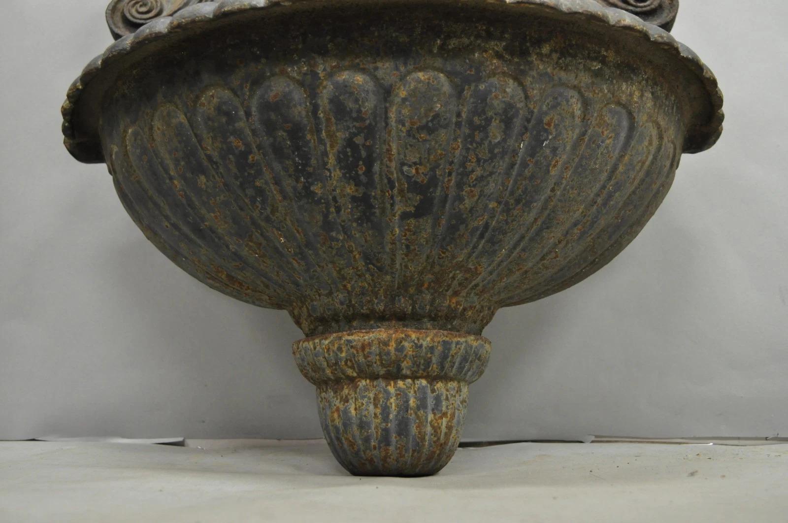 20ième siècle Fontaine de jardin murale en fonte, vierge nue, de style néoclassique français vintage en vente