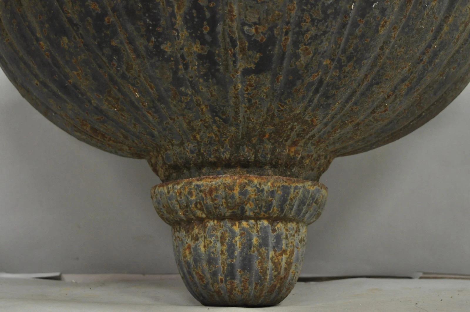 Fer Fontaine de jardin murale en fonte, vierge nue, de style néoclassique français vintage en vente