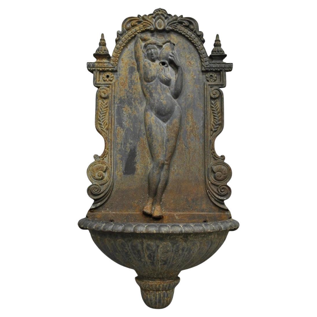 Fontaine de jardin murale en fonte, vierge nue, de style néoclassique français vintage en vente