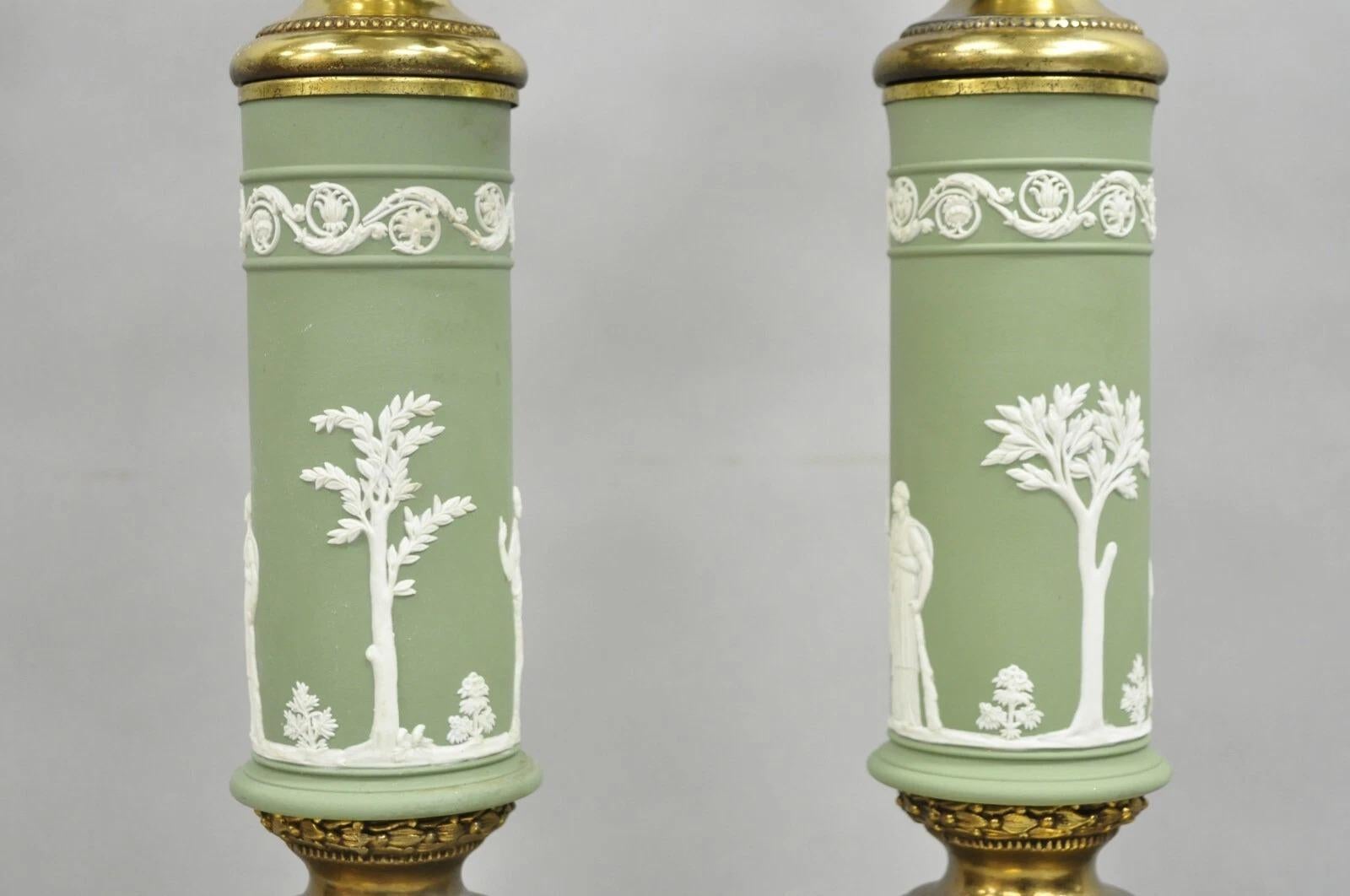 Pareja de lámparas de sobremesa neoclásicas francesas vintage de jaspe verde Neoclásico en venta