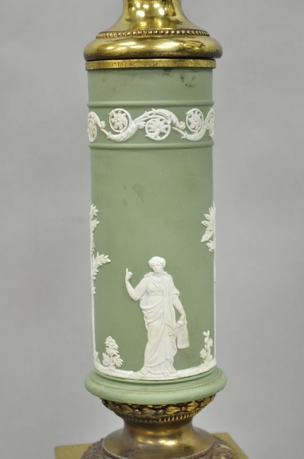 Pareja de lámparas de sobremesa neoclásicas francesas vintage de jaspe verde en Bueno estado para la venta en Philadelphia, PA