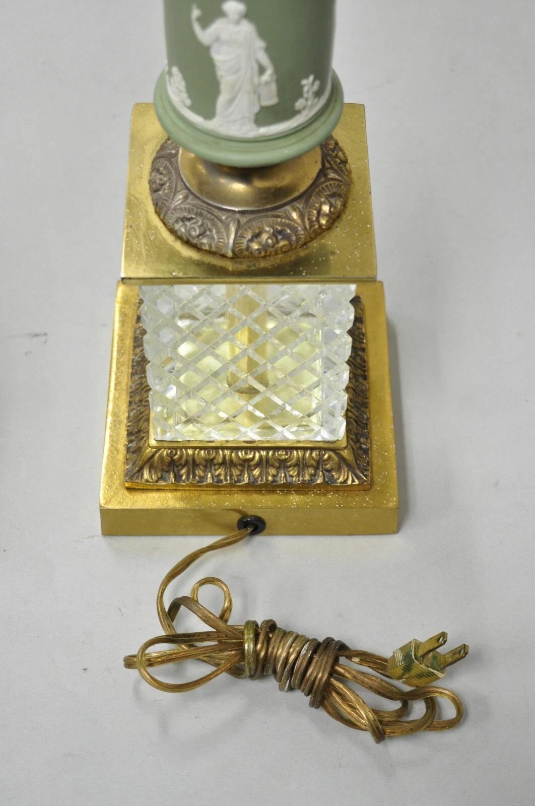 Pareja de lámparas de sobremesa neoclásicas francesas vintage de jaspe verde en venta 2
